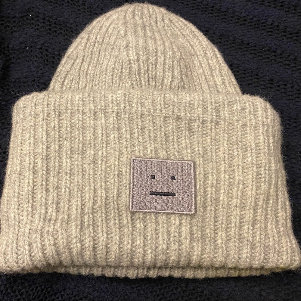 Preowned Acne studios hat. Too small for my head.